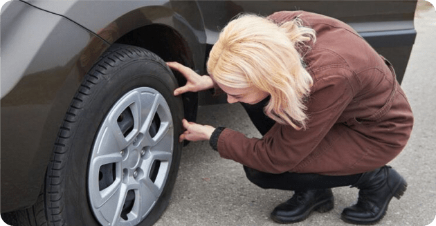 femme change un pneu